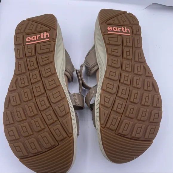 Earth leather strappy slide sandals women Size 6W  “Mira Lourdes”
