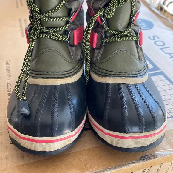 EUC Sorel olive green suede lace up snow winter boots size 4