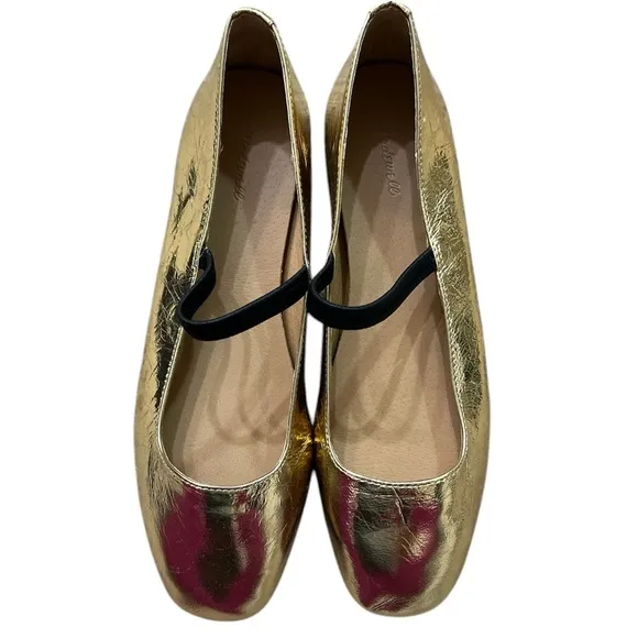 Exude your personality wearing  Madewell The Greta Ballet Flat in Gold  Leather