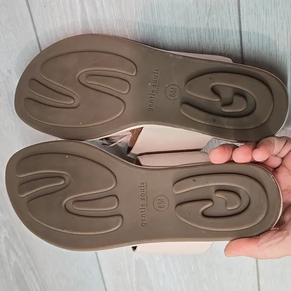 Gentle Souls by Kenneth Women Ottie Cole Thong Sandals Flats shoes sz 6M