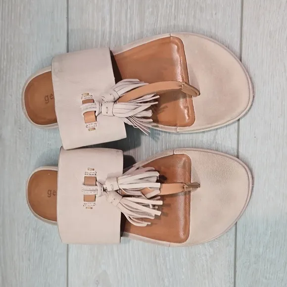 Gentle Souls by Kenneth Women Ottie Cole Thong Sandals Flats shoes sz 6M