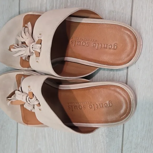 Gentle Souls by Kenneth Women Ottie Cole Thong Sandals Flats shoes sz 6M