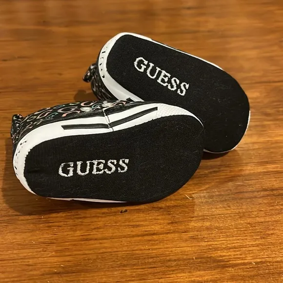Guess Tyler Baby Infant Crib Shoes Sneakers Size 0 - Birth - 3 weeks new