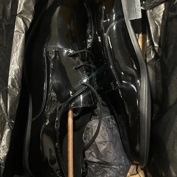 Hugo Boss Black Patent Leather Oxfords for Formal Occasions