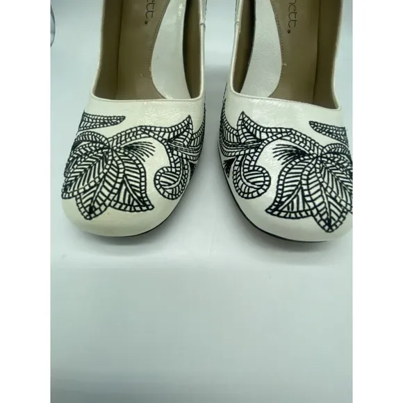 Jessica Bennett Jhavana Embroidered Heels Cream/Black Size 9M GOOD