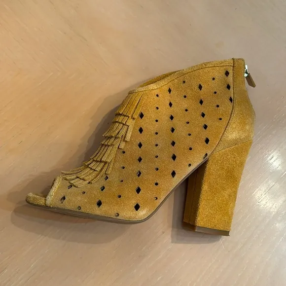 Jessica Simpson Gold Suede Fringed Peep-Toe Ankle Boots - Size 5.5