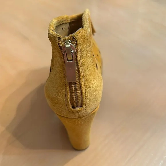 Jessica Simpson Gold Suede Fringed Peep-Toe Ankle Boots - Size 5.5