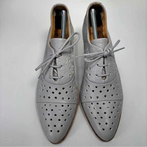 John Fluevog Audrey Ice Gray Stacked Heel Perforated Lace Up Shoes Size 8.5
