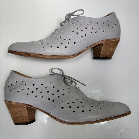John Fluevog Audrey Ice Gray Stacked Heel Perforated Lace Up Shoes Size 8.5