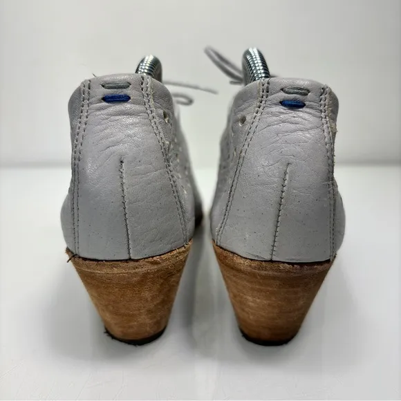 John Fluevog Audrey Ice Gray Stacked Heel Perforated Lace Up Shoes Size 8.5