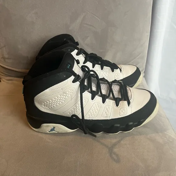 Jordan Athletic Shoes Black and‎ White