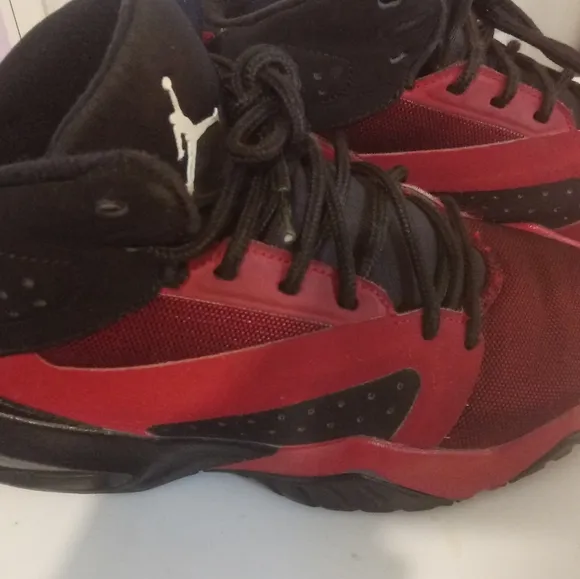 JORDAN LIFT OFF SNEAKERS SIZE 4 YOUGH🌟