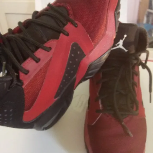 JORDAN LIFT OFF SNEAKERS SIZE 4 YOUGH🌟