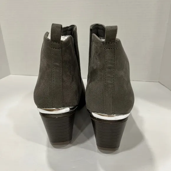Journee Collection Womens Issla Booties Stacked‎ Heel. Size: 11 Color: Grey