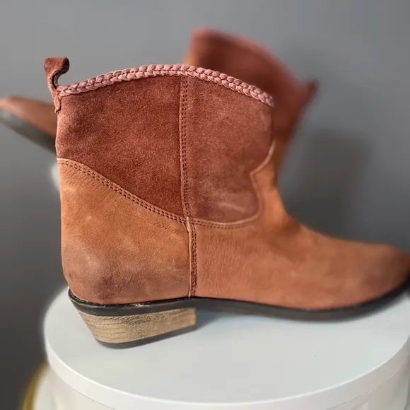 Journee Signature Womens Carmela Bootie. Size 8.5 NWOB