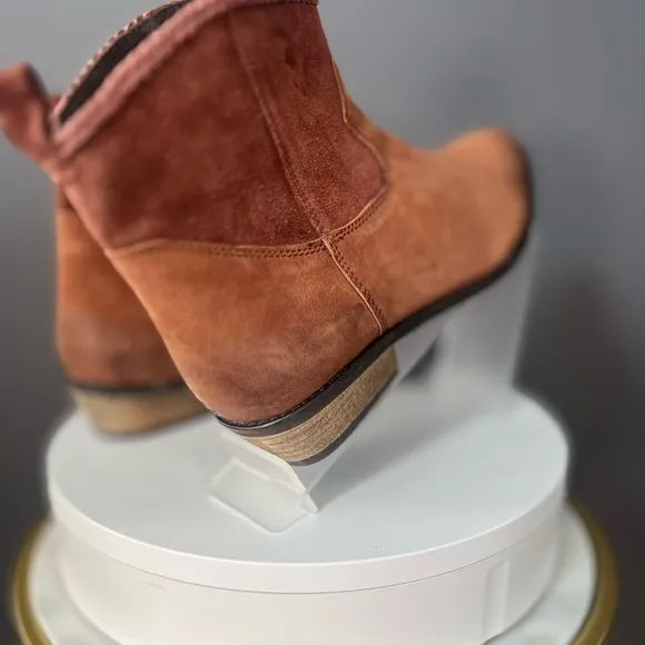Journee Signature Womens Carmela Bootie. Size 8.5 NWOB