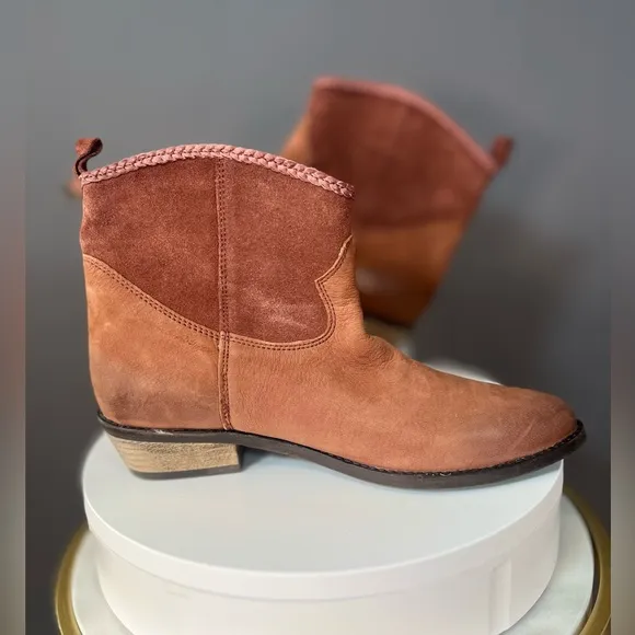 Journee Signature Womens Carmela Bootie. Size 8.5 NWOB