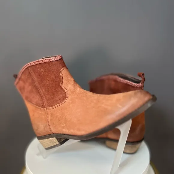 Journee Signature Womens Carmela Bootie. Size 8.5 NWOB