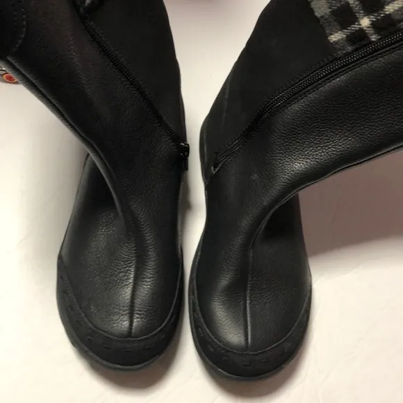 KEEN kids derby leather plaid boots size 4