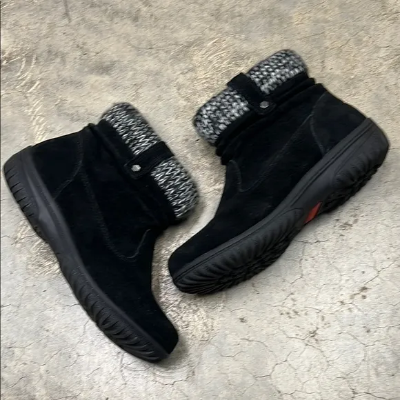 Khombu Black and Gray Winter Boots with Knit Collar