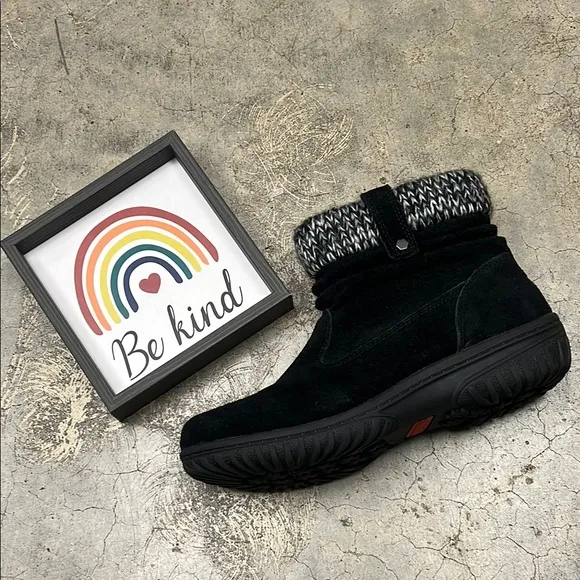 Khombu Black and Gray Winter Boots with Knit Collar