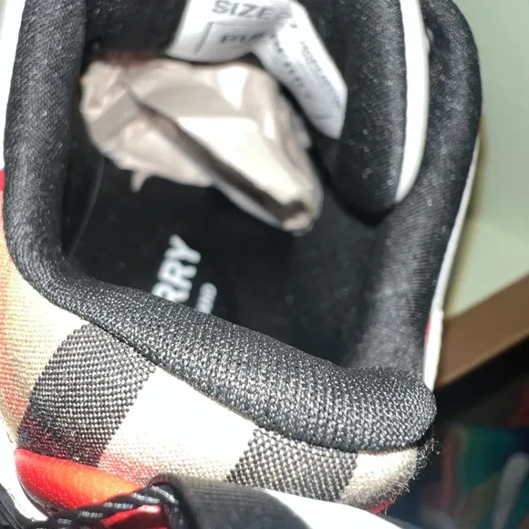 Kids size 10C/27 Burberry sneakers
