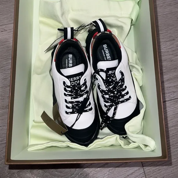 Kids size 10C/27 Burberry sneakers