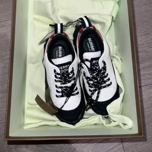 Kids size 10C/27 Burberry sneakers
