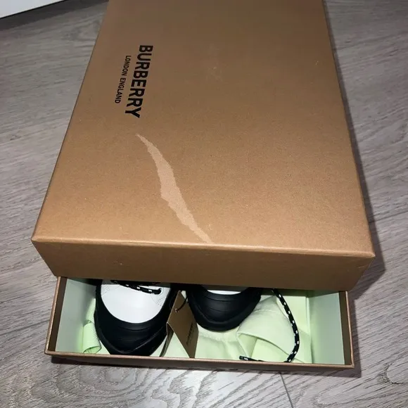 Kids size 10C/27 Burberry sneakers