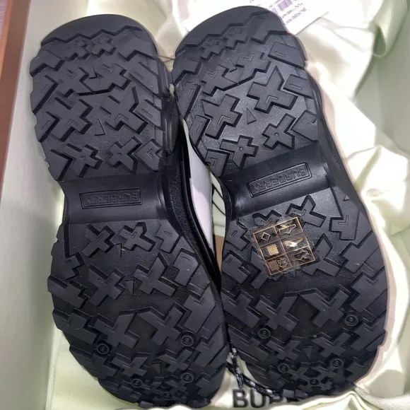 Kids size 10C/27 Burberry sneakers