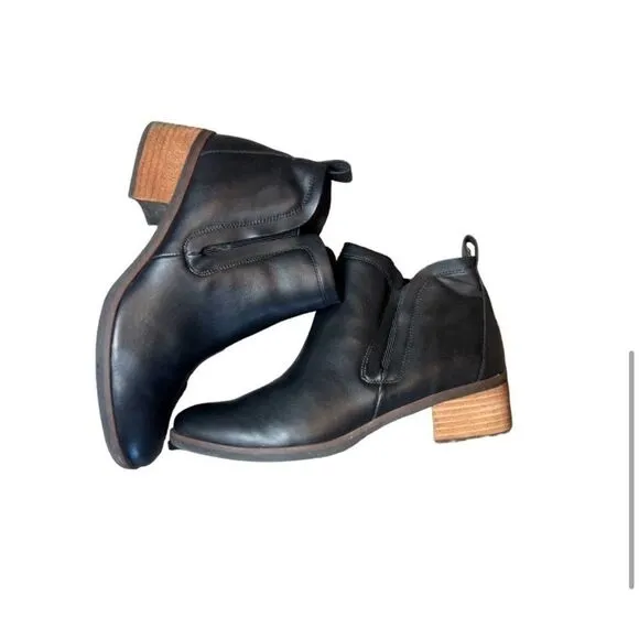 Korks Black Tasha Ankle Boots size 10. NWOT