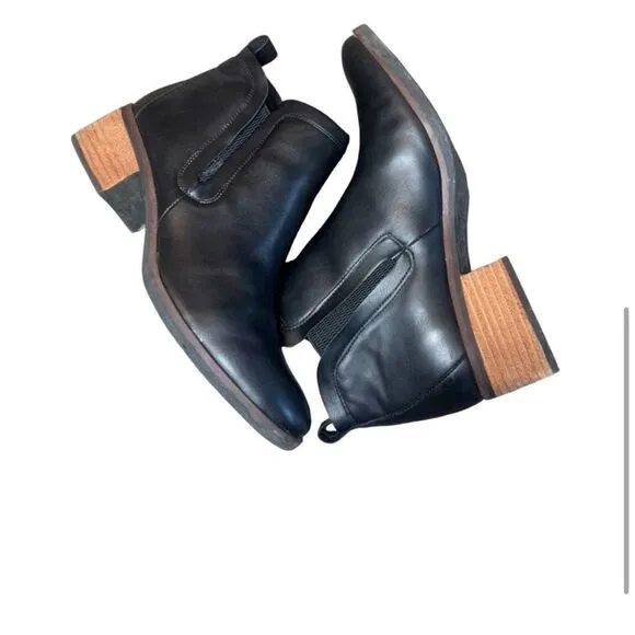 Korks Black Tasha Ankle Boots size 10. NWOT