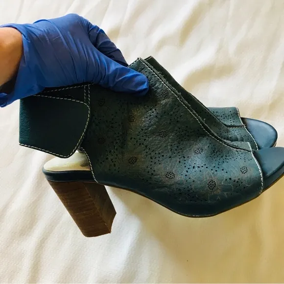 L’Artiste Women's Blue Open-Toe Block Heel