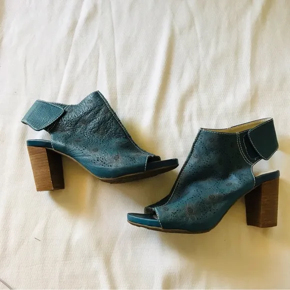L’Artiste Women's Blue Open-Toe Block Heel