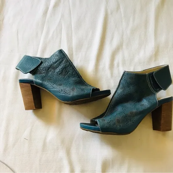 L’Artiste Women's Blue Open-Toe Block Heel