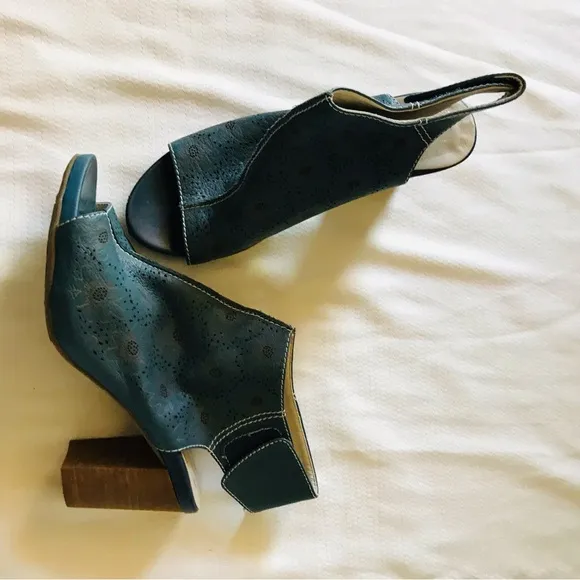 L’Artiste Women's Blue Open-Toe Block Heel