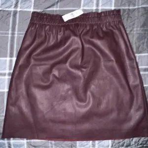 Loft NWT Sz Small Pull On Faux Leather Skirt. Beautiful  Burgundy Color  Ret $70