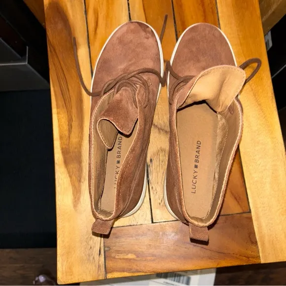 Lucky Brand Brown Chukka Boots Suede Casual can be unisex.