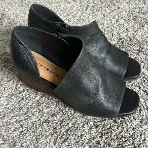 Lucky Brand Tylera Leather Wedge Sandal Black Size 5