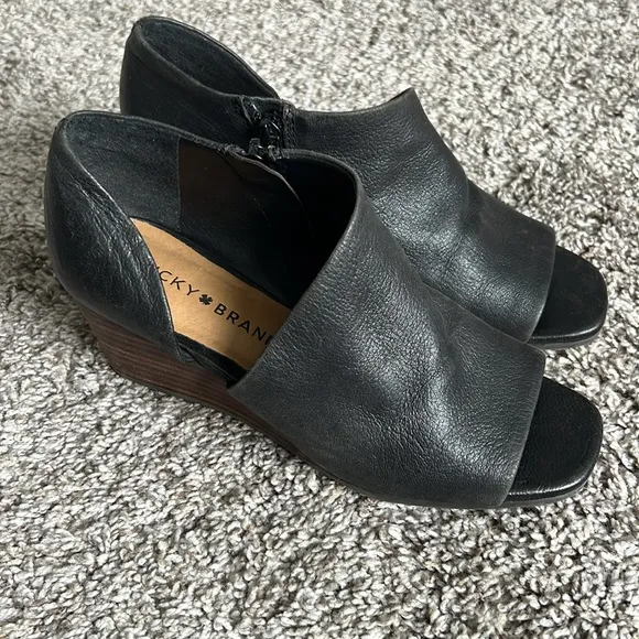 Lucky Brand Tylera Leather Wedge Sandal Black Size 5