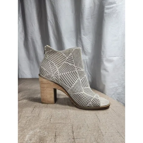 Lucky Brand Women's Size 8 M Cut Laser Leather Ankle Boots Booties (641)