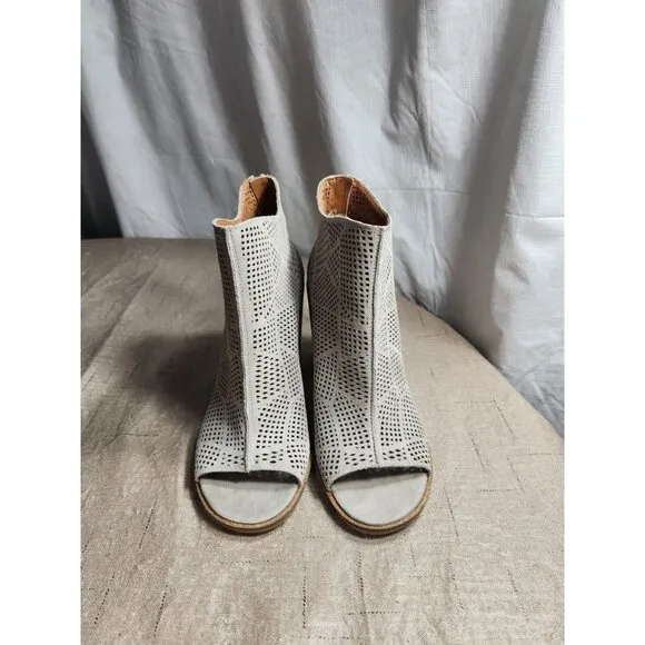 Lucky Brand Women's Size 8 M Cut Laser Leather Ankle Boots Booties (641)