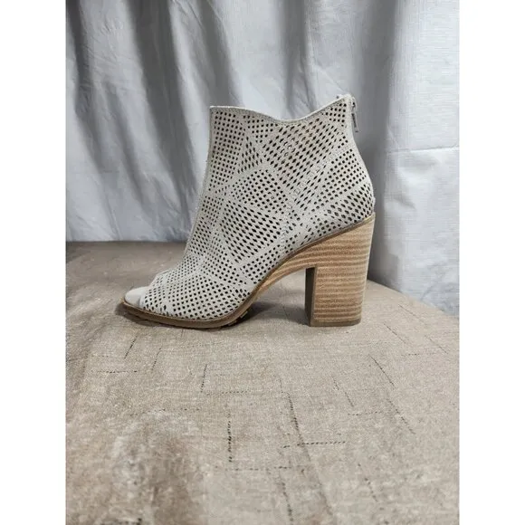 Lucky Brand Women's Size 8 M Cut Laser Leather Ankle Boots Booties (641)