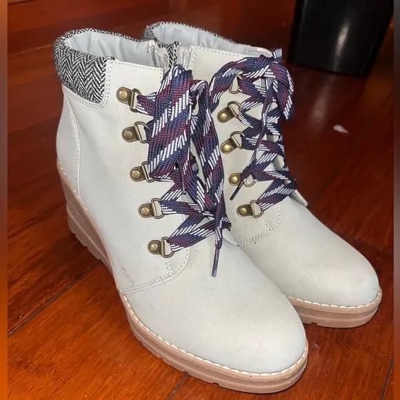Maurice’s Size 10 NWT Women’s Light Grey Microsuede Booties / New Boots/ Wedges