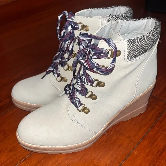 Maurice’s Size 10 NWT Women’s Light Grey Microsuede Booties / New Boots/ Wedges