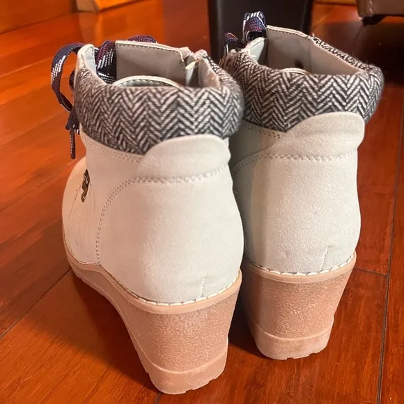 Maurice’s Size 10 NWT Women’s Light Grey Microsuede Booties / New Boots/ Wedges