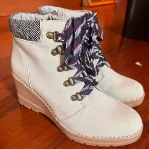 Maurice’s Size 10 NWT Women’s Light Grey Microsuede Booties / New Boots/ Wedges