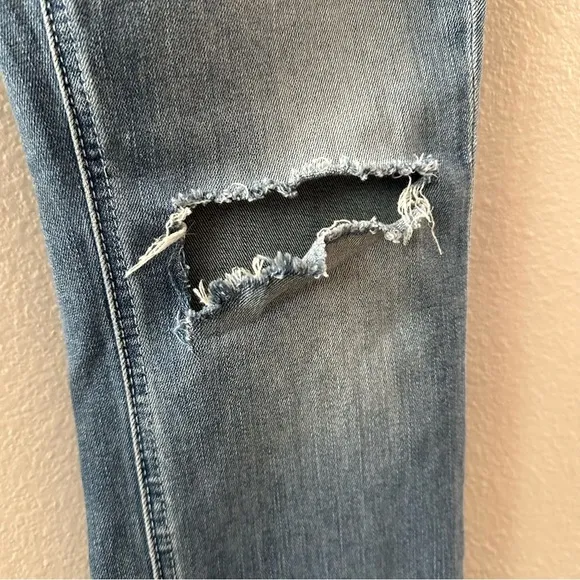 mother the mid rise dazzler ankle fray jeans in weekend kittens