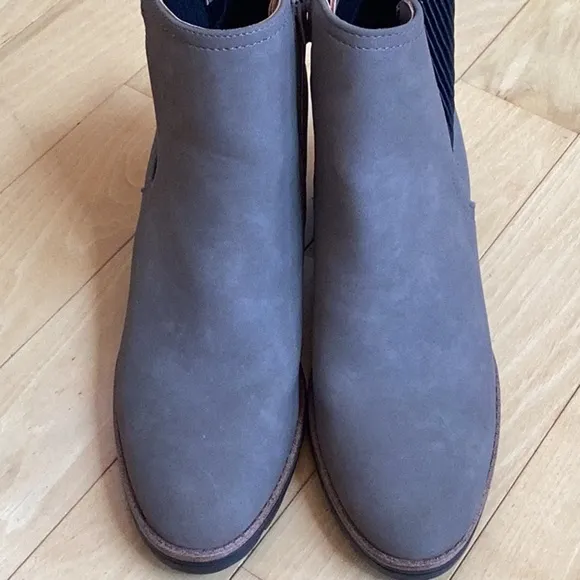 Naturalizer Madalyn Gore taupe heeled boots, booties. Women’s size 9.5