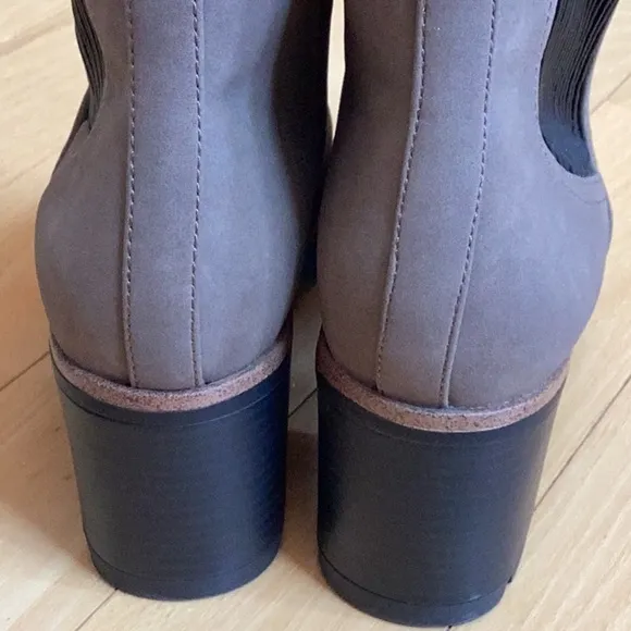 Naturalizer Madalyn Gore taupe heeled boots, booties. Women’s size 9.5